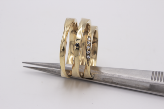 TWIST CON TRE DIAMANTI BIANCHI - ORO BIANCO NATURALE