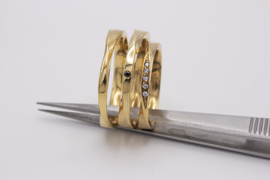 TWIST CON TRE DIAMANTI BIANCHI - ORO GIALLO