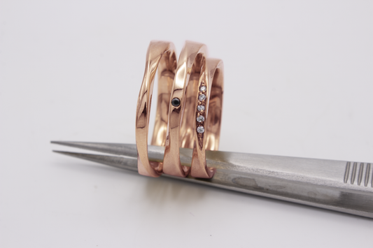 TWIST CON TRE DIAMANTI BIANCHI - ORO ROSA